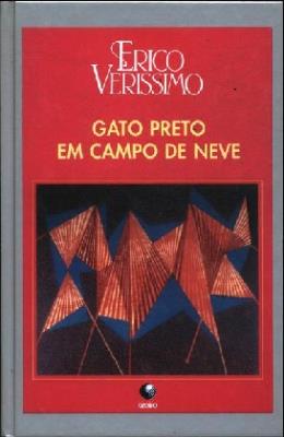 Gato preto em campo de neve